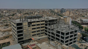 خیابان امام خمینی (ره) به دلیل موقعیت ویژه‌اش و مجاورت با مراکز تجاری و مذهبی، همواره با حجم بالای ترافیک و کمبود شدید پارکینگ روبه‌رو بوده است. بهره‌برداری از این مجموعه با ظرفیت ۳۴۸ خودرو، نه تنها از فشار ترافیکی کاسته می‌شود، بلکه به علت ساماندهی و گاها حذف پارک‌های حاشیه‌ای نظم و آرامش بیشتری در رفت‌وآمد شهروندان و زائران ایجاد خواهد کرد.